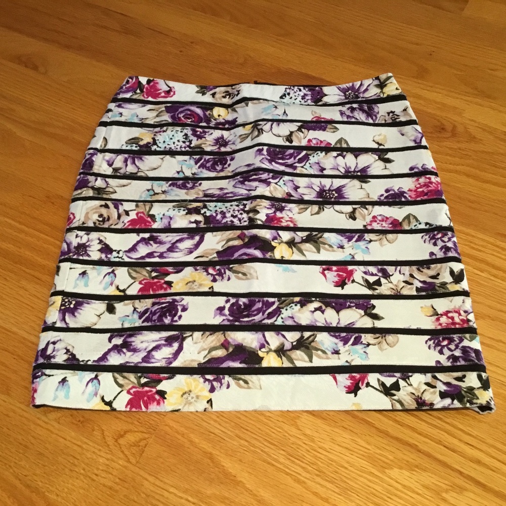 BRAND NEW NEVER WORN BEAUTIFUL FLORAL SKIRT